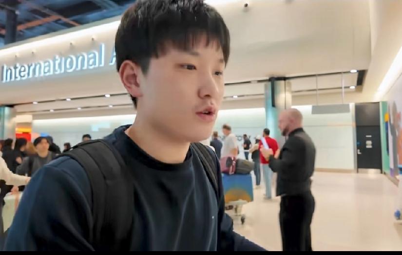 张本智和太节俭了！

这是在伦敦机场网友拍到的一幕，张本智和这身衣服我是太眼熟了