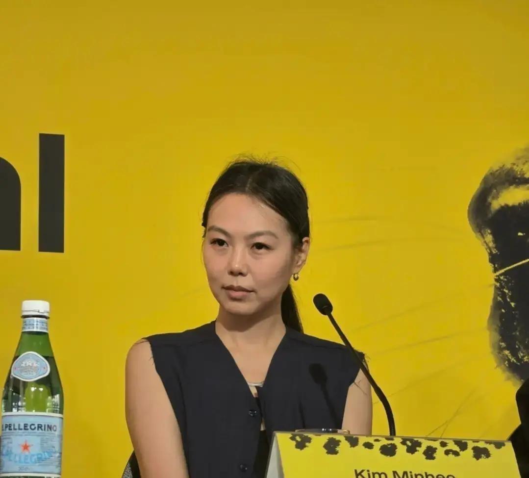 洛迦诺电影节现场，洪尚秀举着手机拍台下的孩子。孩子1岁多，是他的幼子。金敏喜素颜