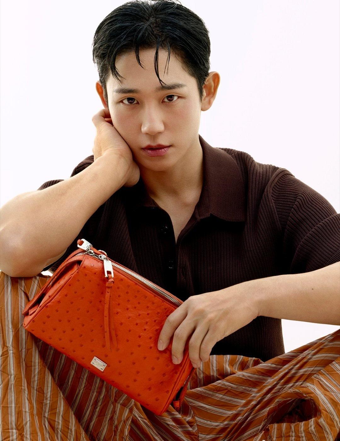 被丁海寅的D&G2026春夏大片狠狠惊艳到！杜嘉班纳的睡衣风被他玩明白了，慵懒中