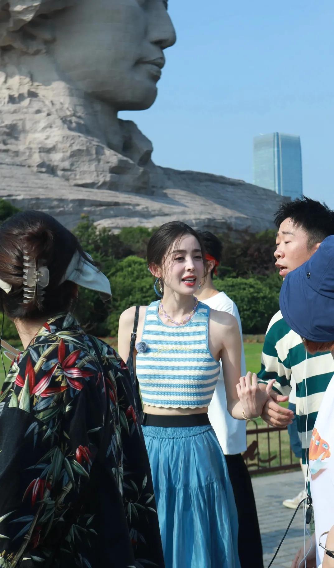 橘子洲偶遇古力娜扎
女明星真的是扛得住原相机
又高又瘦又白又美
这才是一眼人群中