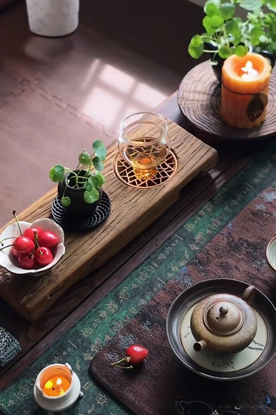 我有钱，但是我不花，我自己煮碗面吃。我生活艰苦，努力存钱。这个时候，别人出去吃喝