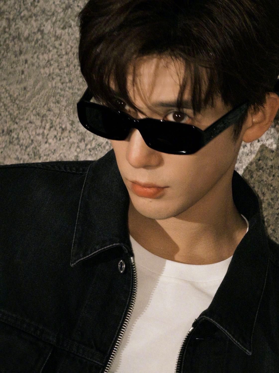 #咪咕星鲜事##王安宇巴黎时装周出图#此男就这样帅的毫不费力，期待国内首个男大使