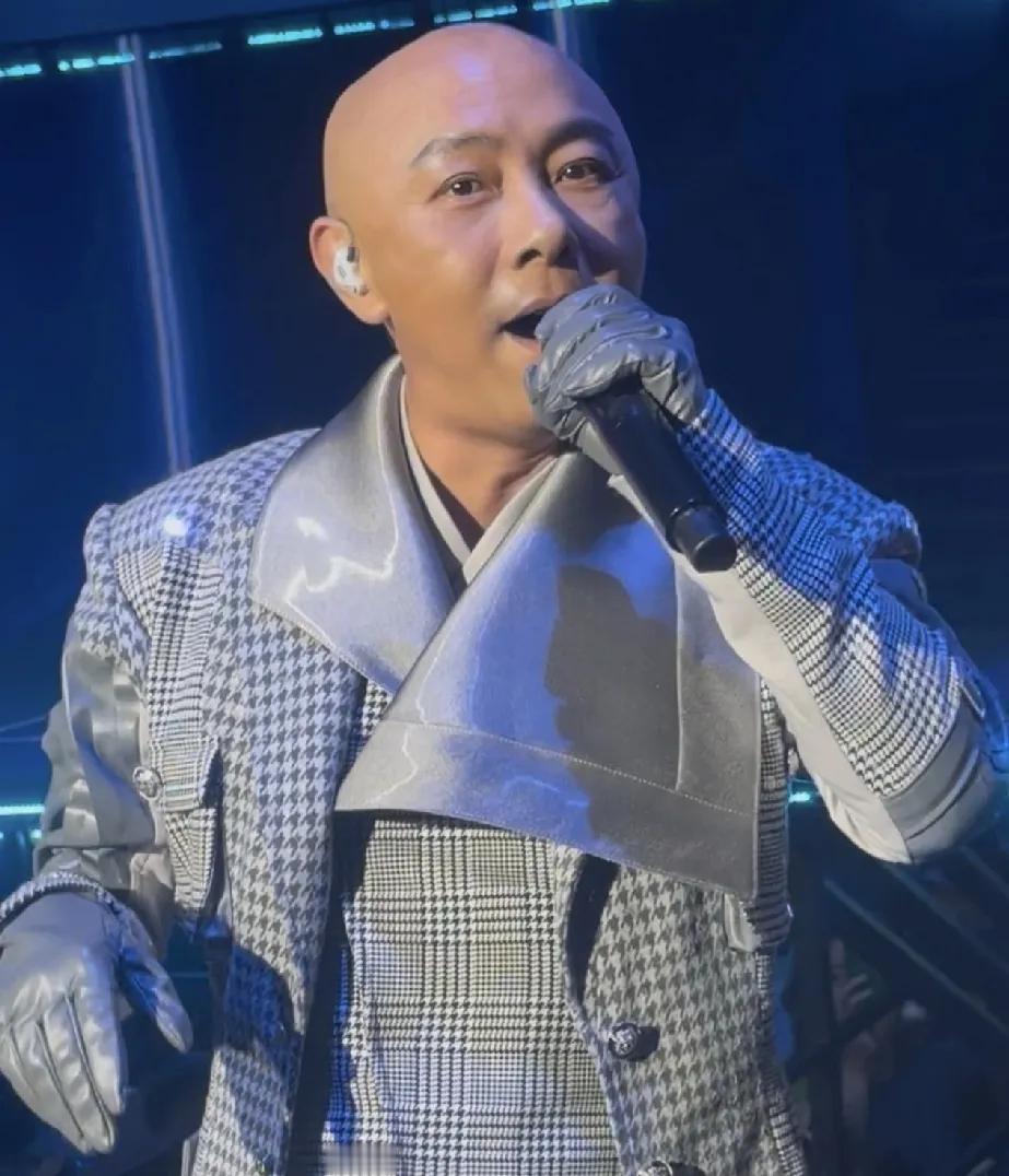 怪不得要延迟退休，
这个60岁了一根白发都没有的明星，
居然在演唱会秀他的老年公