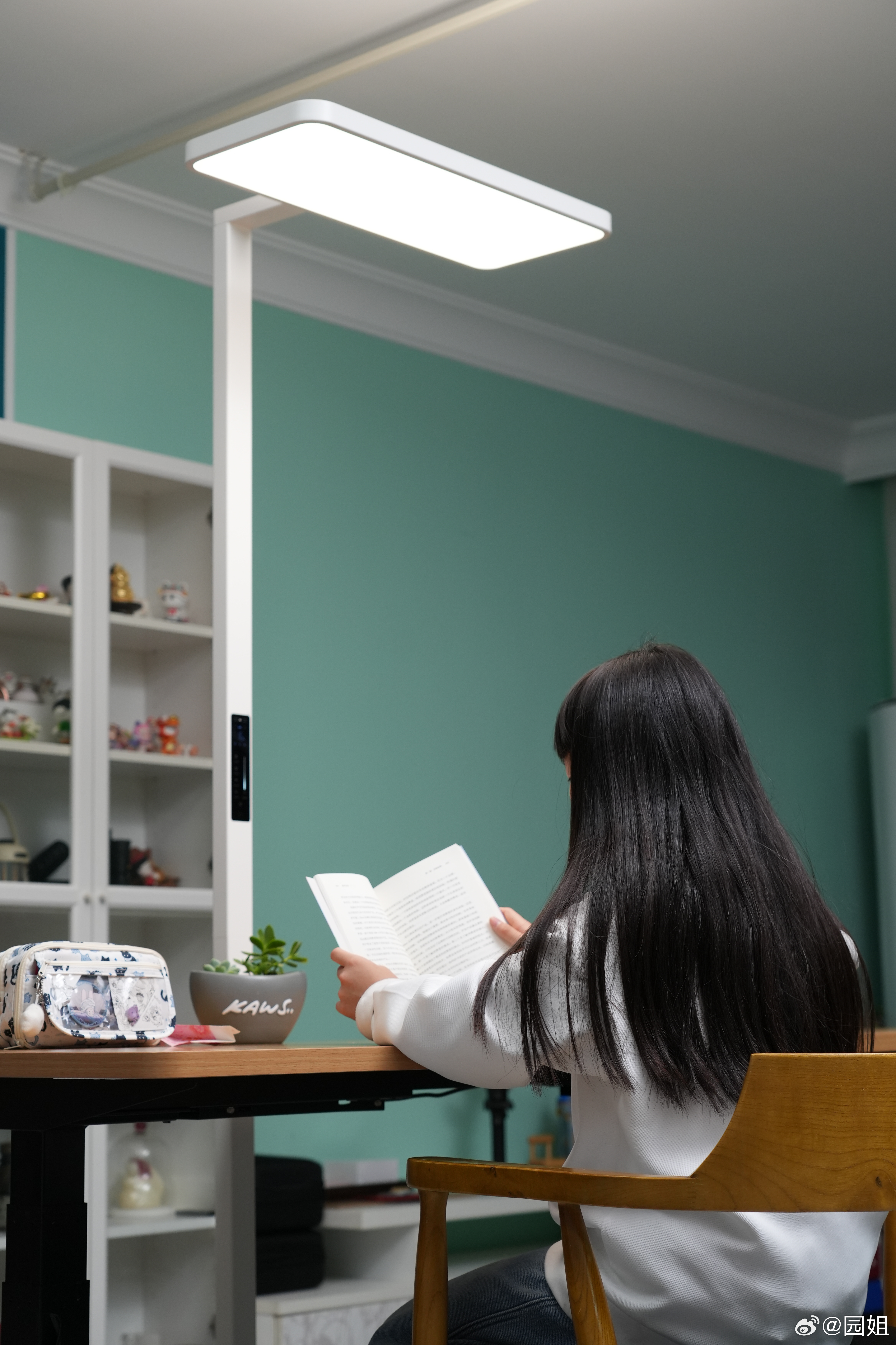 这东西叫大路灯还真是很贴切，给小园园安排了一个米家立式学习灯 2，有2米多高，有