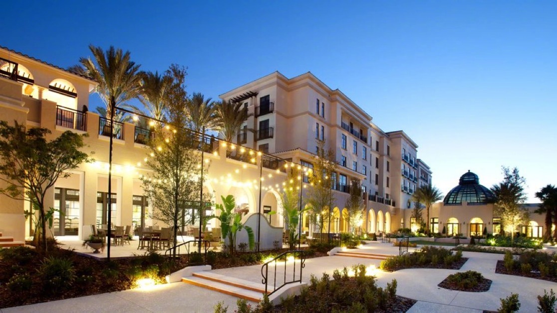 巴萨球员目前已经入住奥兰多的Alfond Inn酒店，这是一家4星级酒店，内部配