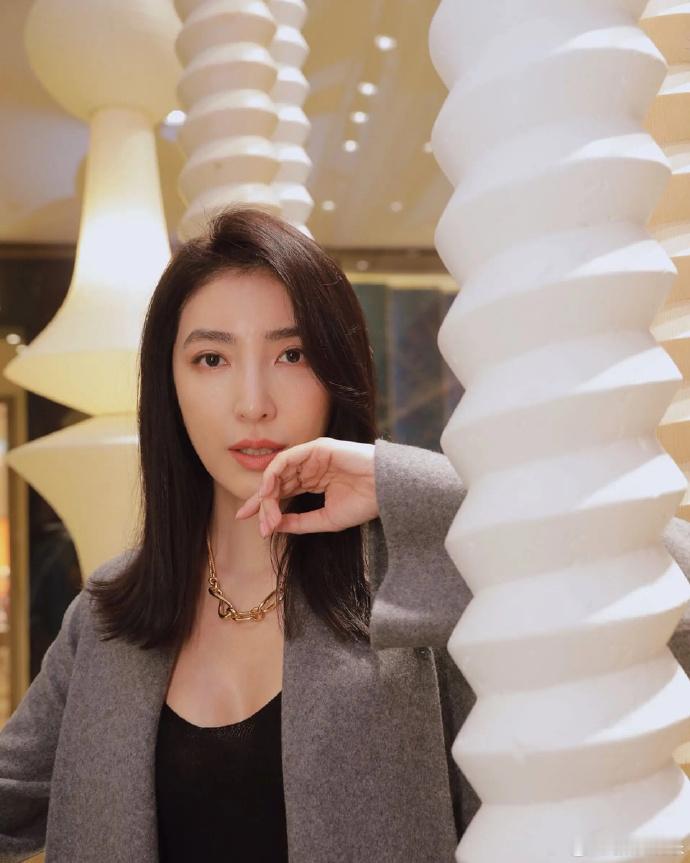 杨谨华想要自己生孩子 据台媒，杨谨华近日受访时坦言这些年尝试过各种求子方式，至今