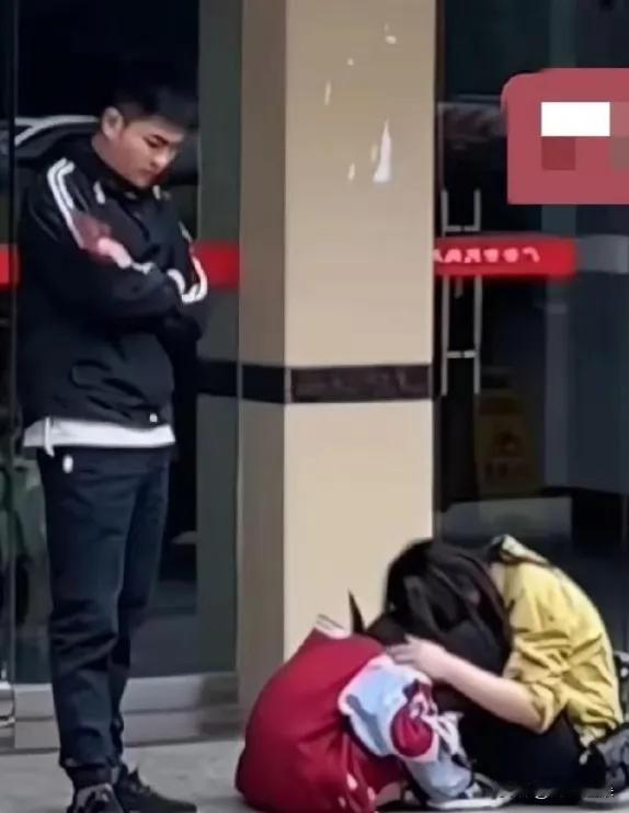 民政局门口的风，都带着几分刺骨的凉。一对夫妻刚走出大门，红色的离婚证攥在手里，沉