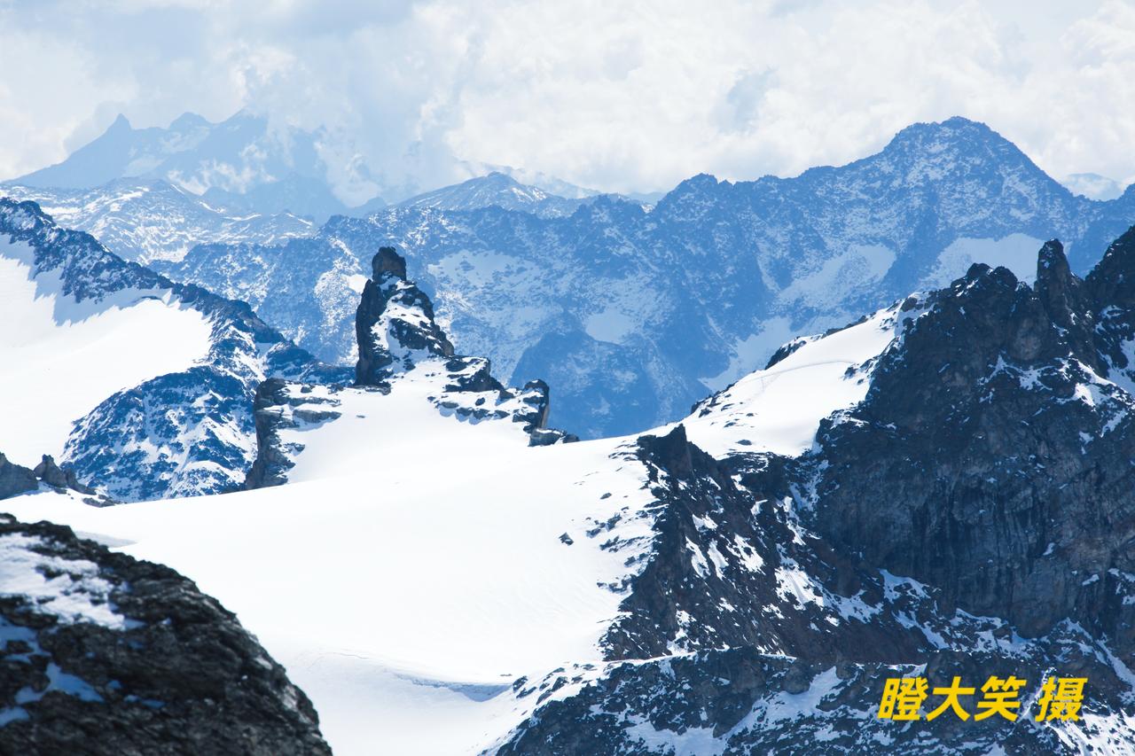分享一张你手机里最近拍的风景照登到山顶，积雪皑皑，冷风驱酷暑，高处不胜寒。