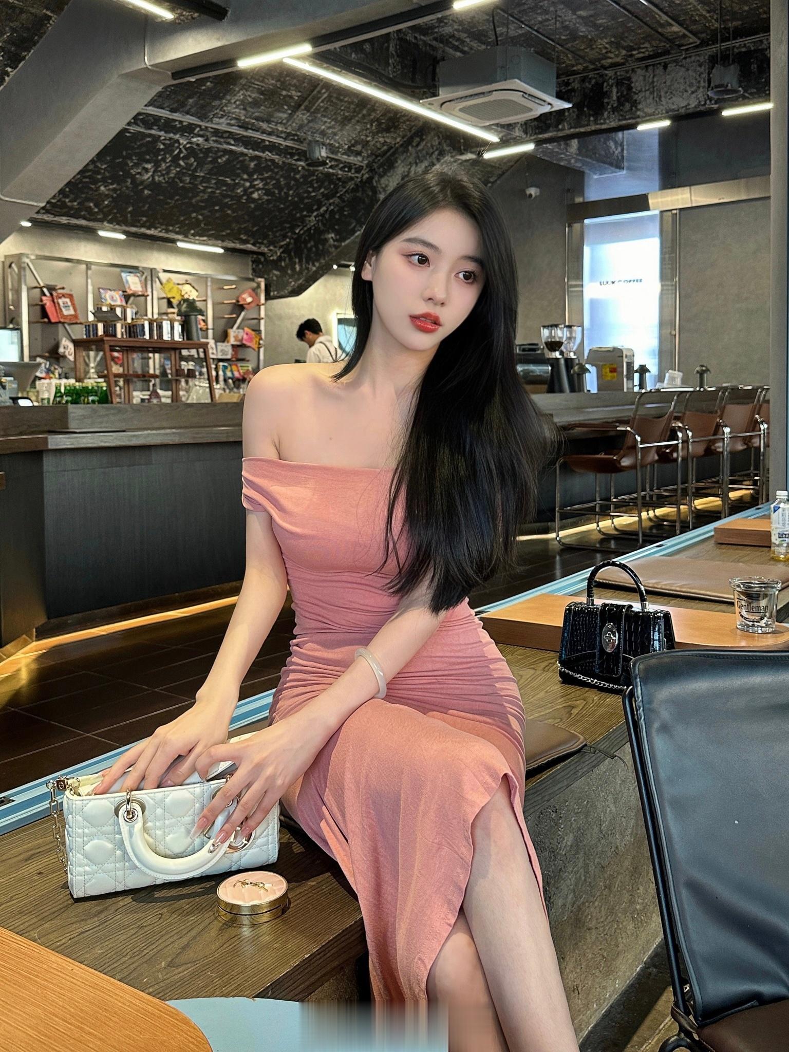 想不想要一个丑丑的女朋友？嗯？说话  ​​​
