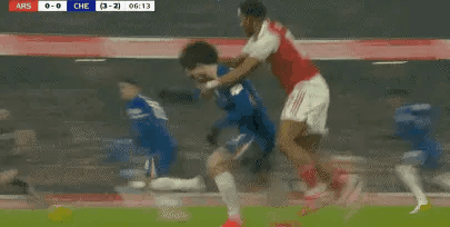 怎么谁都能给裤裤来这么一下，看着蓬蓬头好欺负是吧！这球都没在他脚下！也能被干翻！