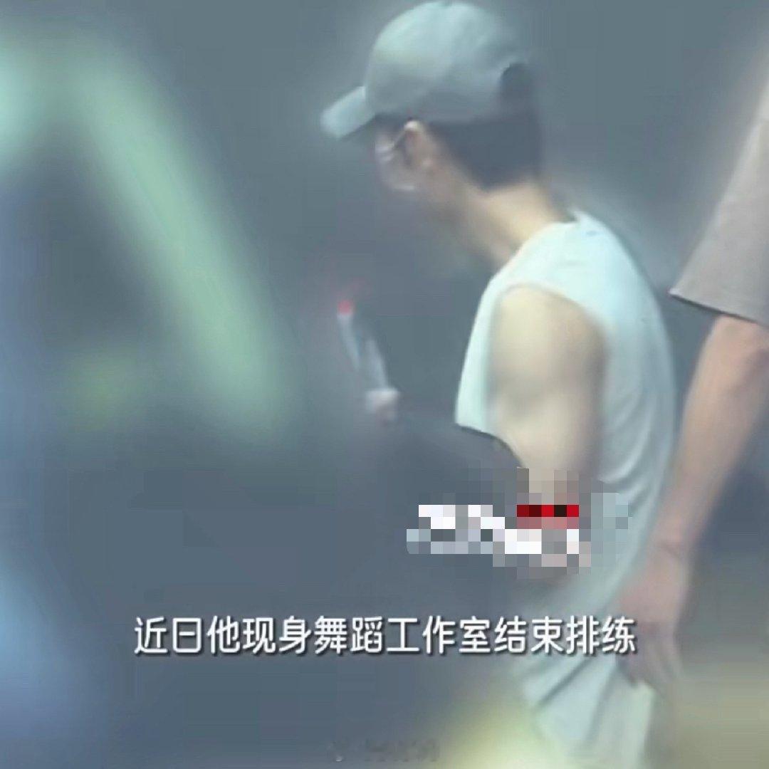 肖战为演唱会练舞肖战穿白色背心练舞 哇哇哇哇，就是说肖战为演唱会练舞，隔着屏幕都
