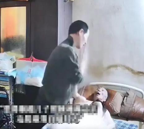 让人难受，浙江一男子给瘫痪父亲擦身时，父亲突然说："你装的真像个孝子，每天不过帮