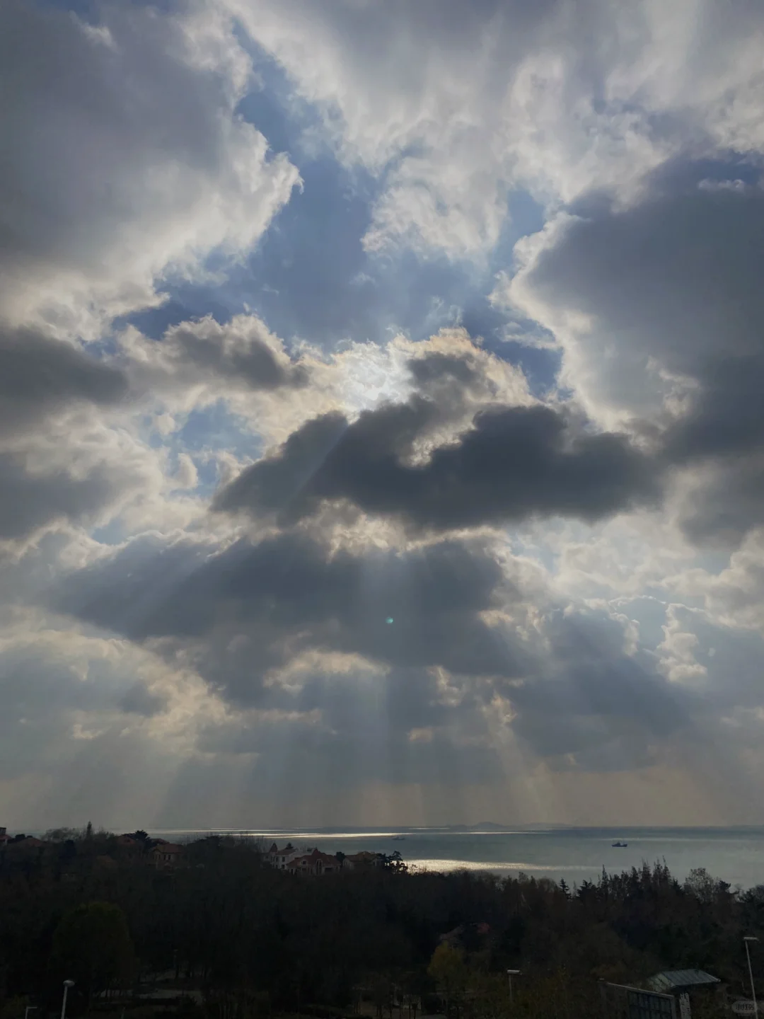 12.21青岛海面云层出现了丁达尔现象