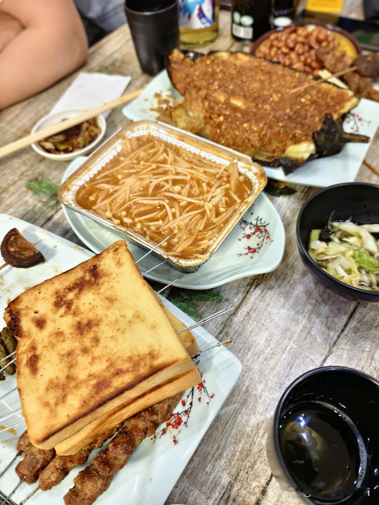 夏日生活打卡季 好久没有吃烧烤了哇！山西偏关猫姐最近有点馋了，如今来了饭店好像不