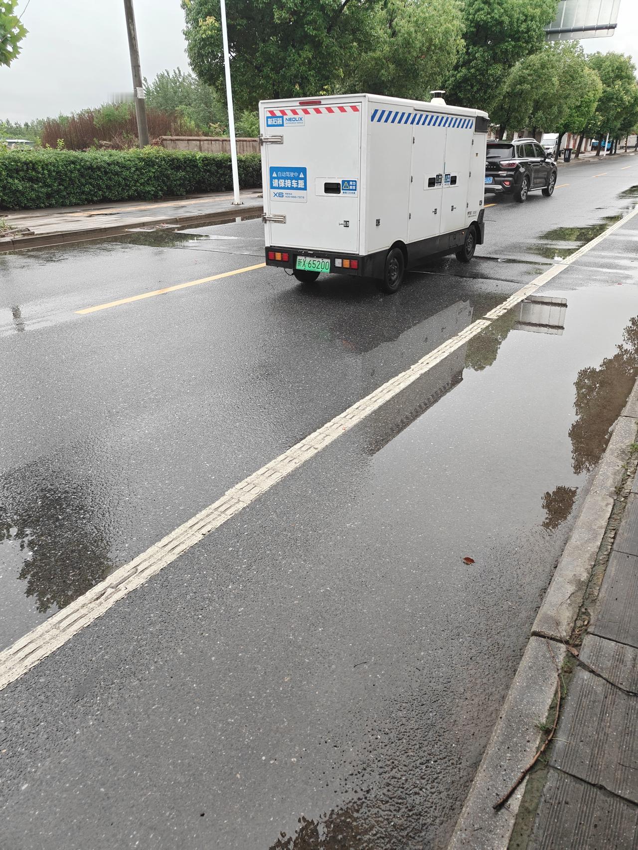 一点点感受体会科技改变生活

最近一段时间，快递送达效率明显提升了

因为它上路