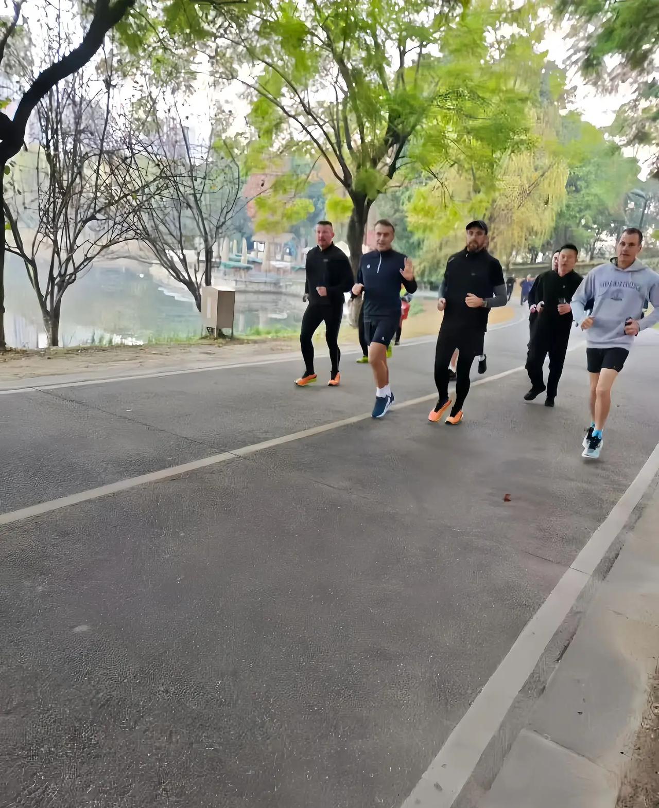 我没有到过法国，没有走过巴黎。但马克龙总统到了成都，跑过我天天跑步的锦城湖公园。