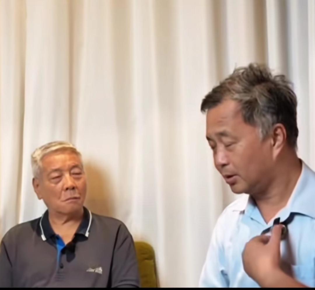 沈巍的情商和口才真是了不得！
主持人让沈巍说一说张金卫的优点和缺点，沈巍说：“张
