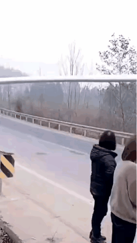 这样的交通事故太惨了！一根长杆恰好插入了驾驶室，恐怕大货车驾驶员都难逃避。又是大