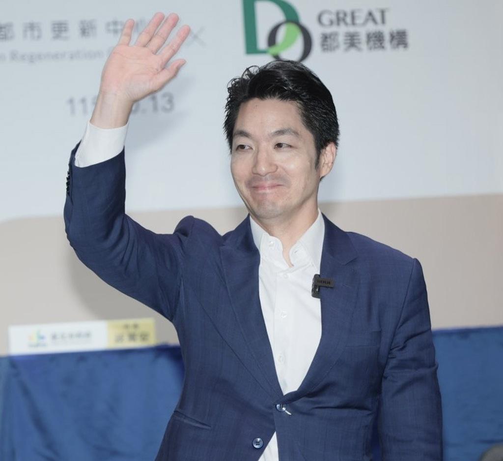 蒋万安首秀“可爱三连拍”！政治大咖综艺舞台粉墨登场谁最圈粉？
近几年来政治人物想