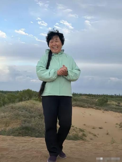 殷玉珍年入百万的秘密：她的收入主要有四个方面。一是沙漠特色种植业。种植有机小米、