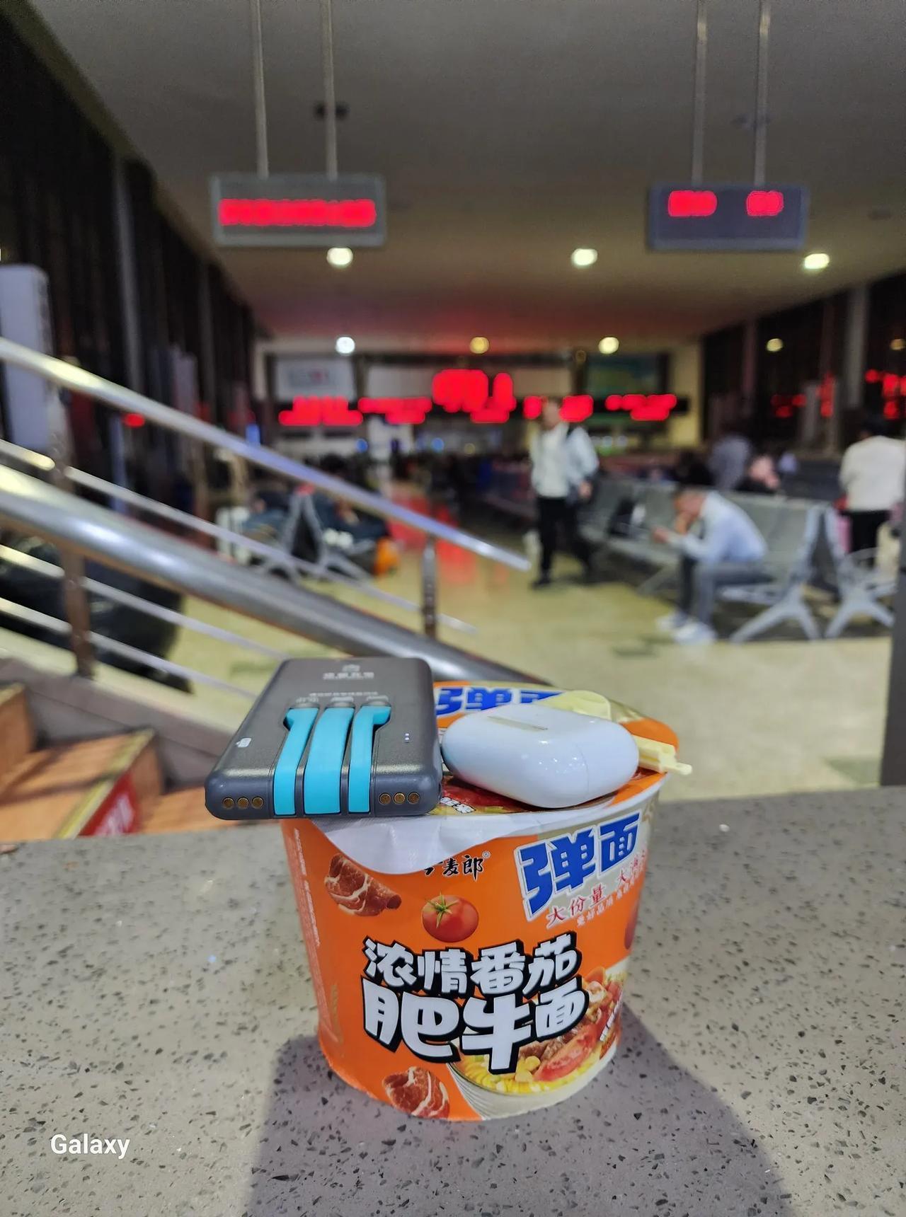随手拍张照凌晨三点的郑州火车站候车大厅，吃一桶泡面等待回家的列车[点亮平安灯]