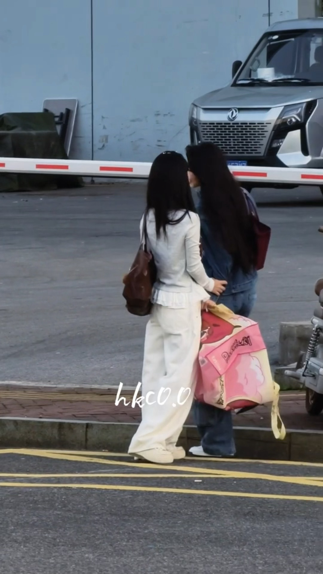 啊啊啊啊啊啊我们阿斯匹林今天营业了！！！何宣林代斯今天上班，代斯跑过去拥抱何宣林