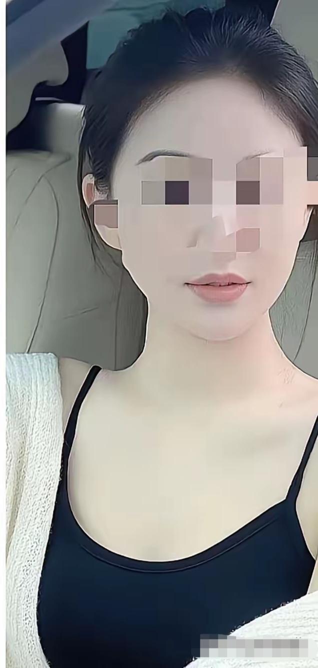 作为教师她是受学生喜欢的老师，她是一名中专学校的教师，能讨学生喜欢是需要门槛的。