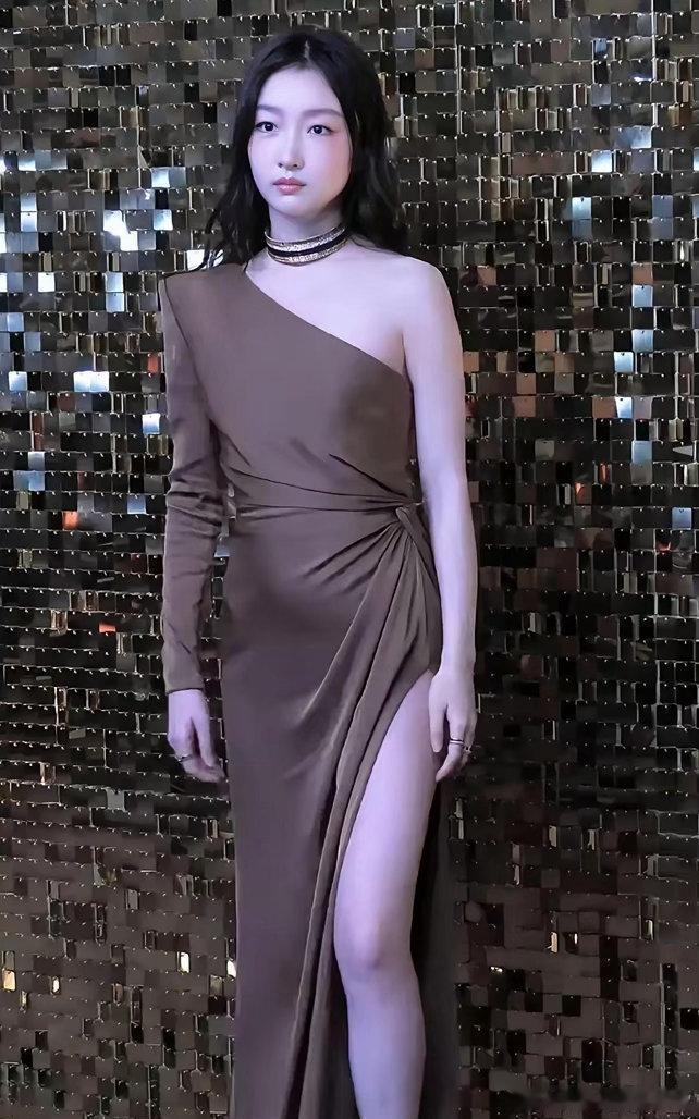 周冬雨最近是不是稍微长胖了一点？就连小肚子都隐约有些明显了。 ​​​