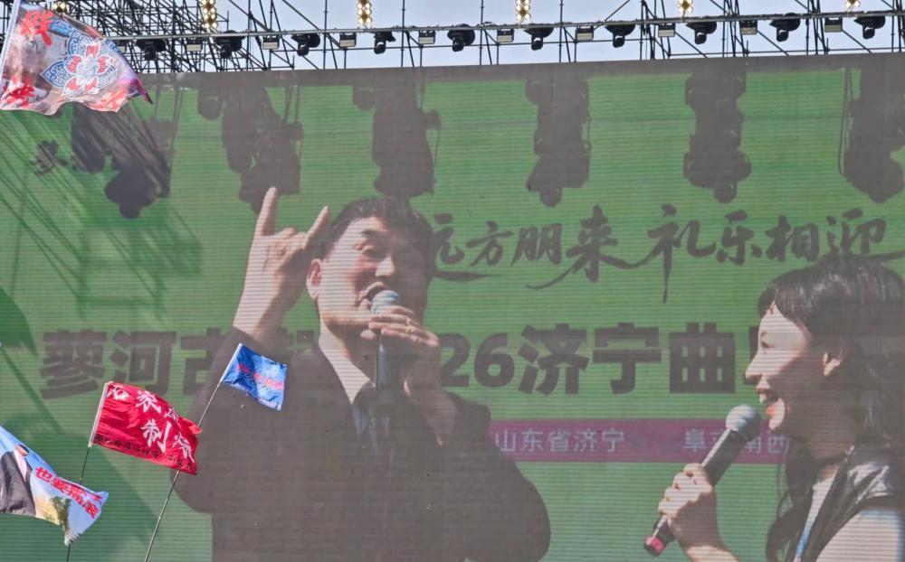 一身西服、不戴耳返、主旋律歌曲、诚恳又略显笨拙地学着摇滚手势，“年轻人喜欢我，不