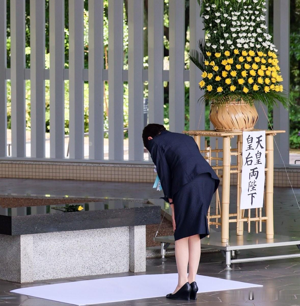 不反省还拜鬼，日本执意走到黑。日本首相高市早苗来到千鸟渊战殁者墓苑，纪念二战时阵