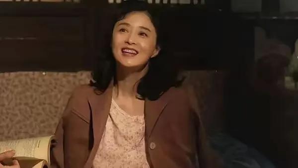 宋佳要想明年拿奖，还得问问蒋欣同不同意！蒋欣在《小巷人家》中的演技并不比宋佳差，
