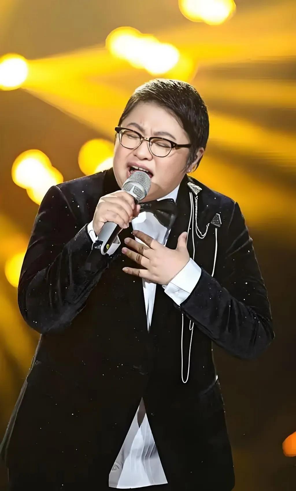 明眼人其实都能看出来，
韩红之所以取消武汉演唱会，
不仅是因为巴威来了，还因为她