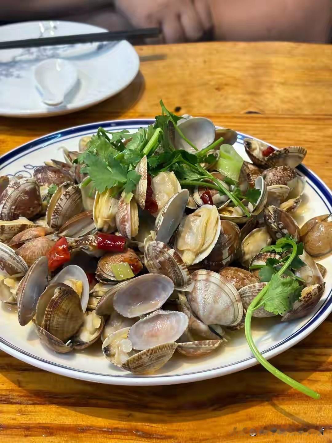 小时候不爱吃香菜，参加工作之间，去公安县实习。一次去师父家吃饭，师娘做了一道凉拌