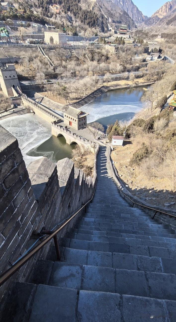 北京市区以北五十公里，昌平境内的天下第一雄关居庸关，始建于秦代。因秦始皇兴建长城