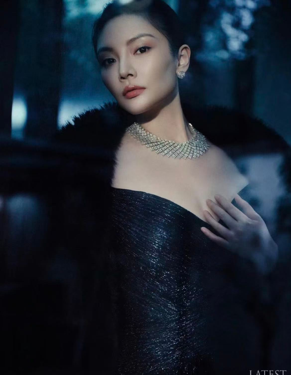 徐冬冬侧面曲线徐冬冬S型线条 刚被朋友安利了徐冬冬的侧面照，这S型线条感确实顶破