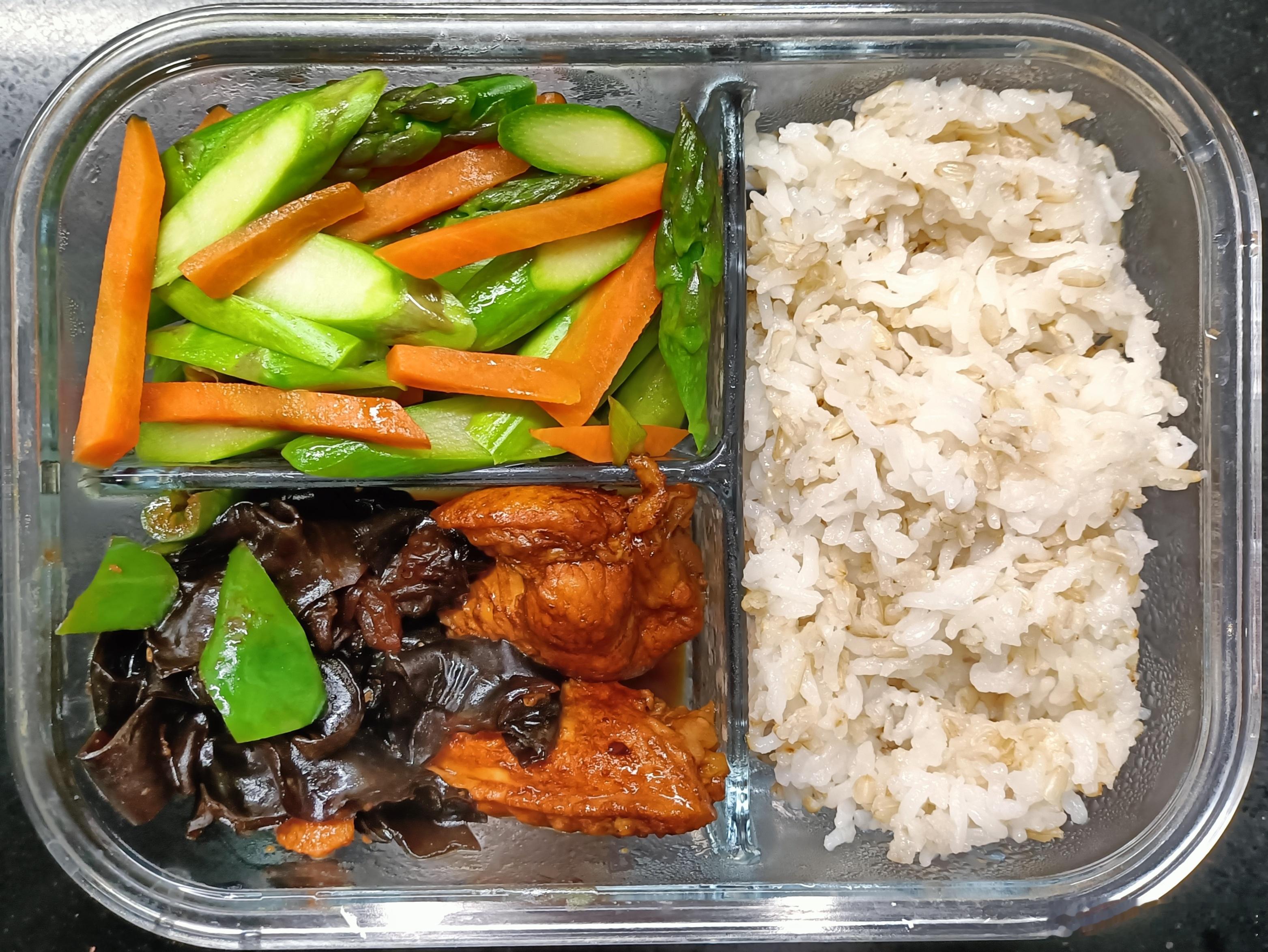 #儿子的午餐##这个问题吃什么# 发酵糙米饭，鸡翅(翅根+翅中)木耳辣椒，胡萝卜