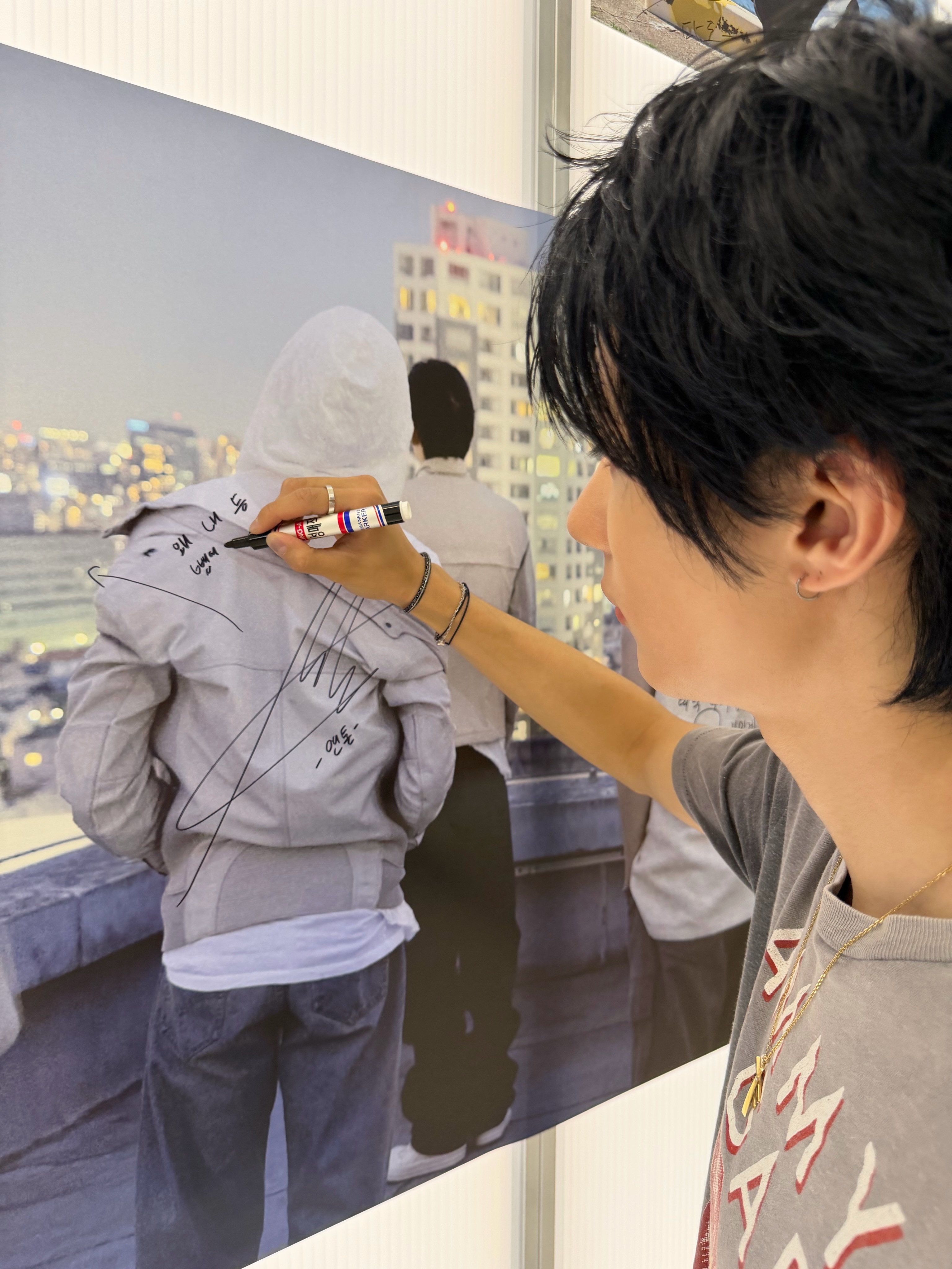 🎸签名签在灿荣背上了于是灿荣：为什么抢走我的背啊ㅠㅠ 怎么这么可爱～～ 