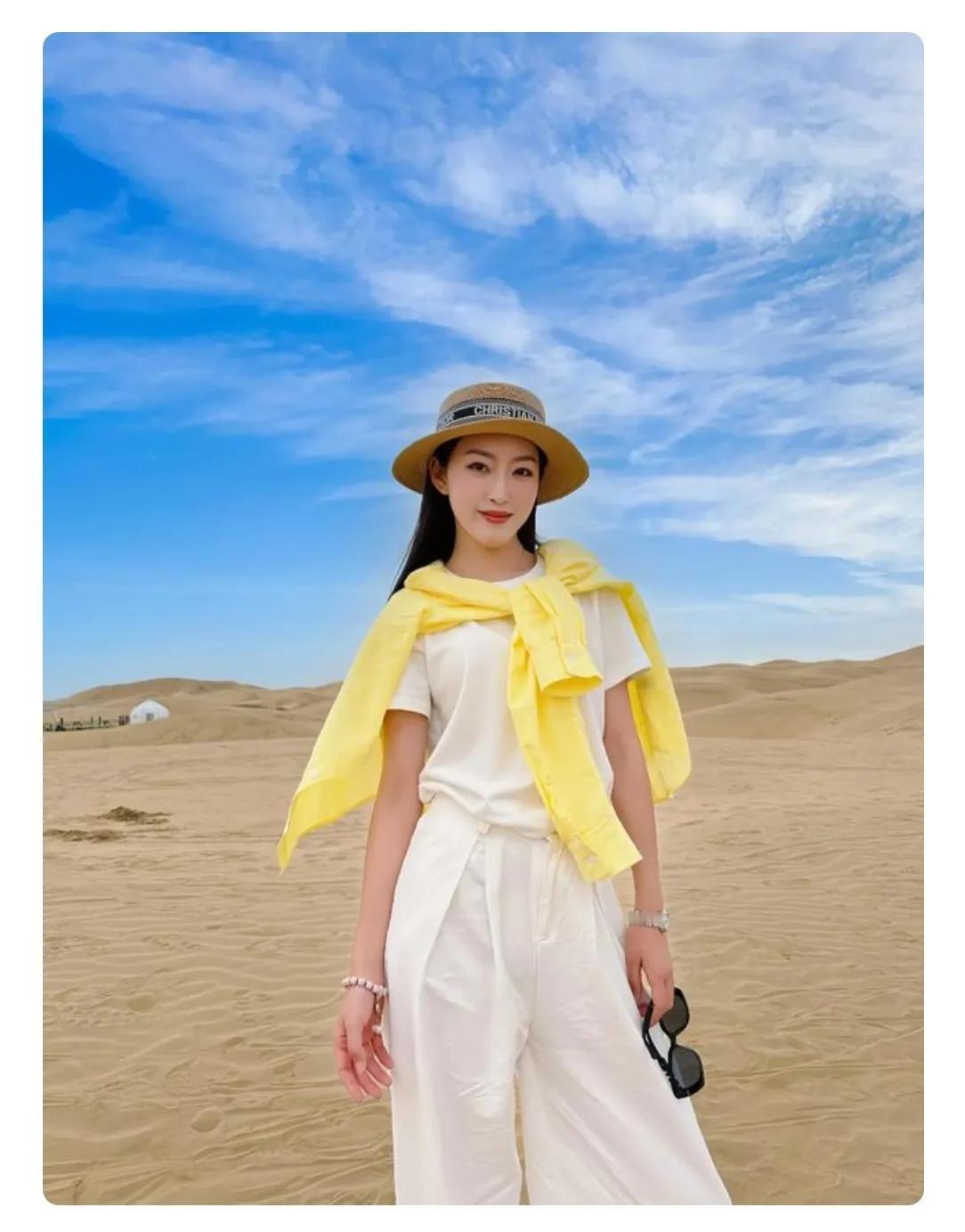 沙漠，一片浩瀚无垠的金色海洋，日光下沙粒闪烁着耀眼的光芒，仿佛是地球上最宏大的诗