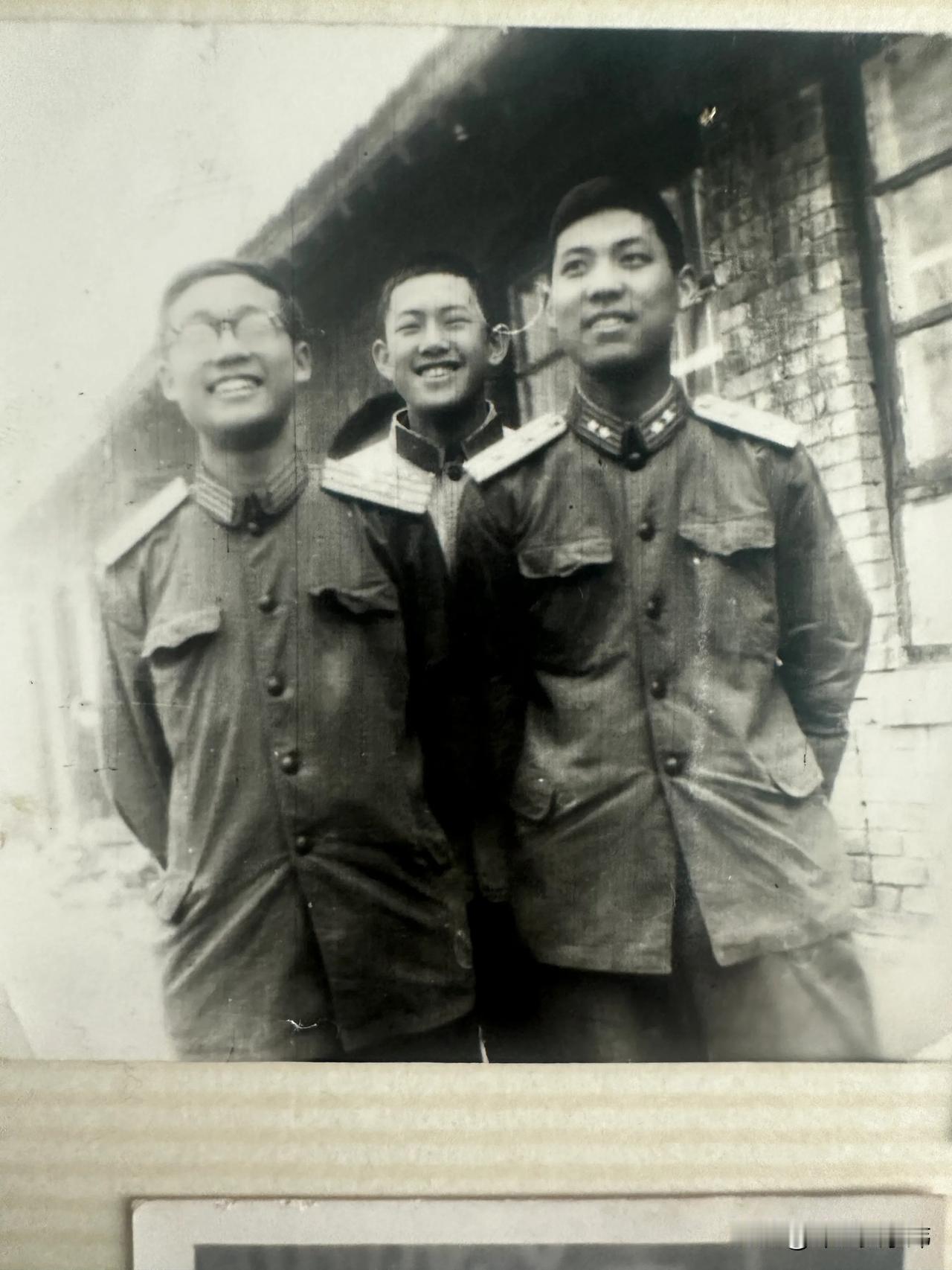 好男儿都有当兵梦
青春期的男孩都有一个当兵的梦！
小朋友里，男孩子爱买刀枪玩具，