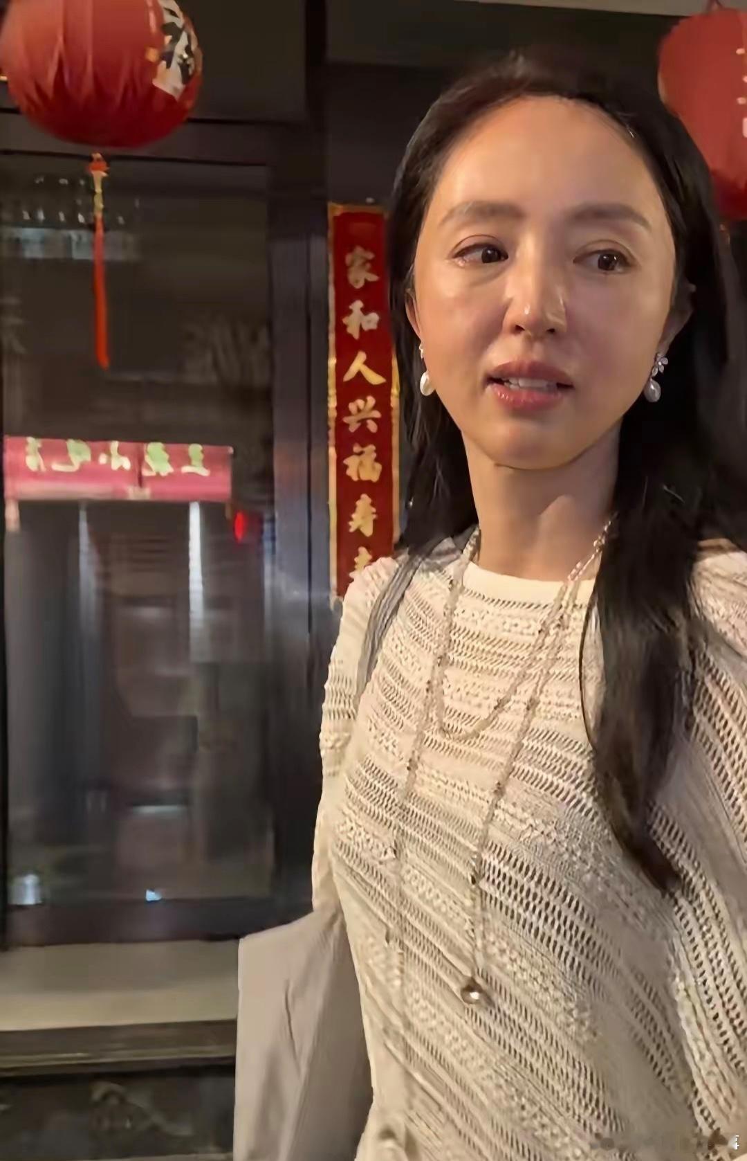 董璇走在厦门斗西路，几乎素颜的妆，原相机下看起来不是很年轻了，应该没有医美，皮肤