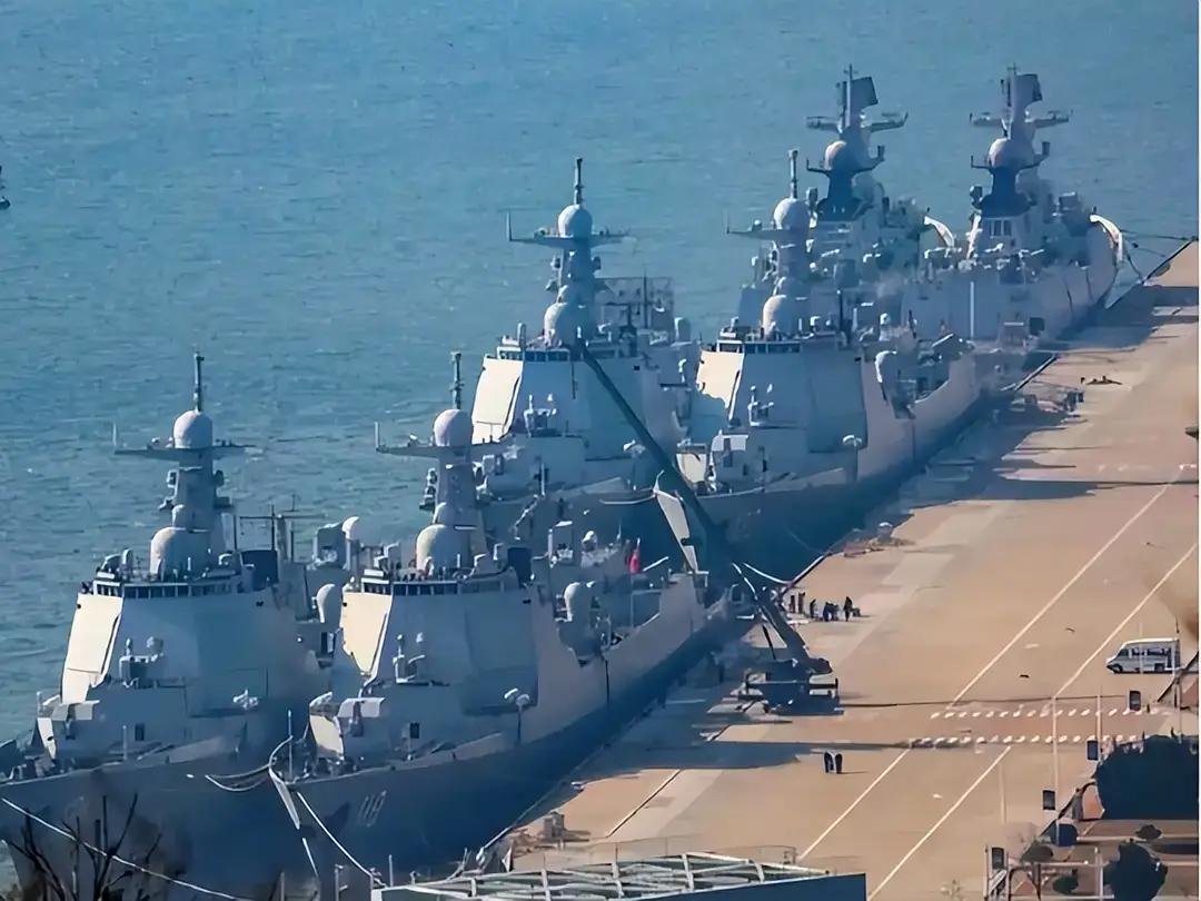 70艘驱逐舰列阵！中美海上差距仅剩半步
 
咱海军的硬实力，真的越看越提气！
