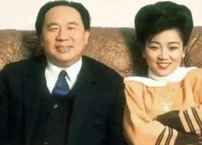 1999年，中国前首富牟其中坐着奥迪上班，途中被捕，一同被捕的还有他的小姨子夏宗