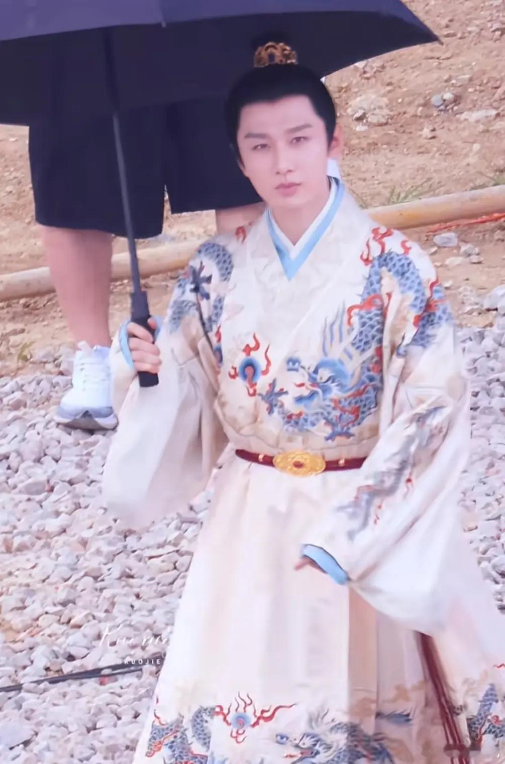 成毅新剧路透…… p2是厚底鞋吗？[微笑] ​​​