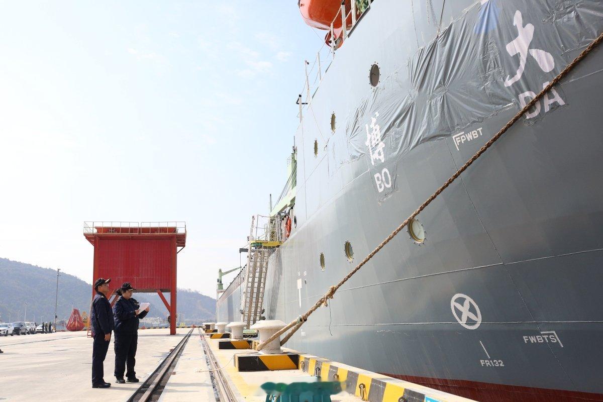 宁波象山石浦港区开放后首艘商品船今天出口 2月4日，象山石浦港区开放后首单船舶出