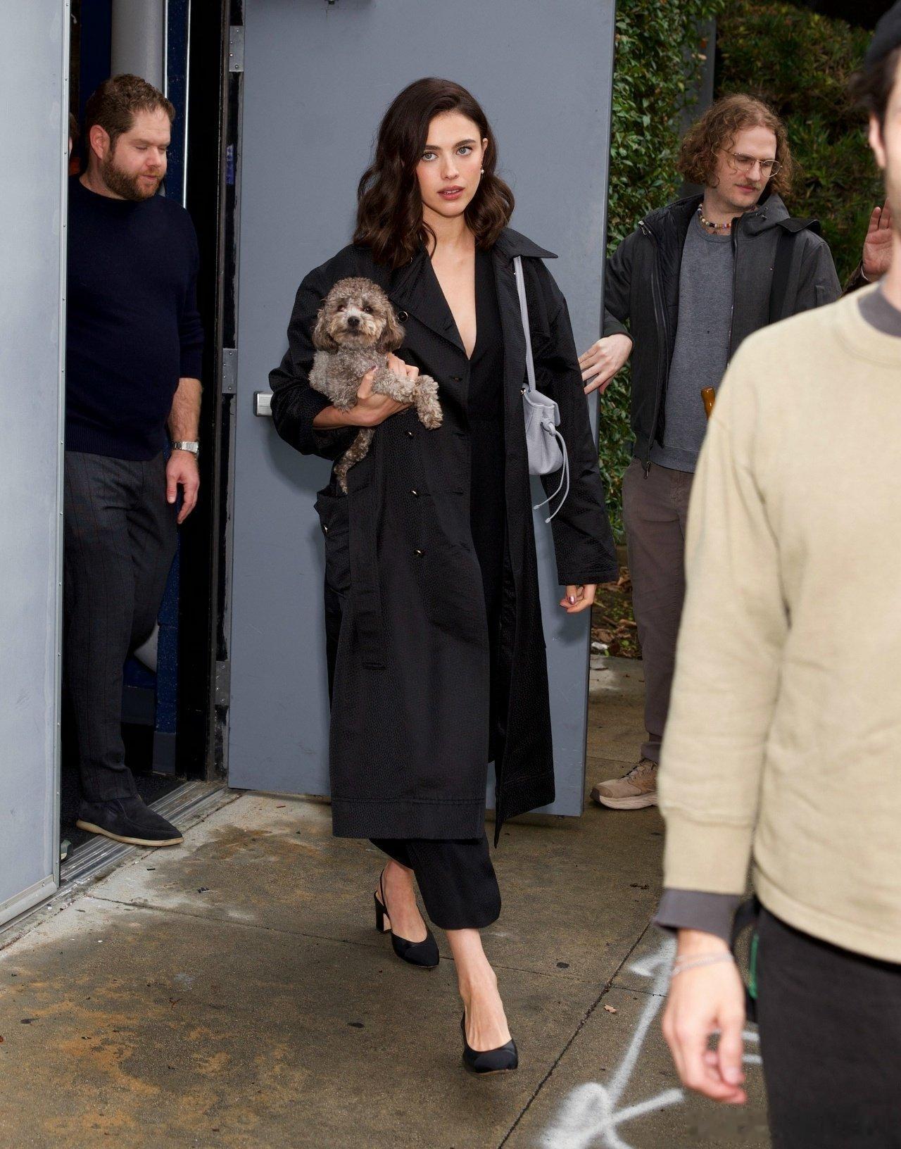 玛格丽特·库里和她的小狗smokey出席《蓝月亮》的映后 