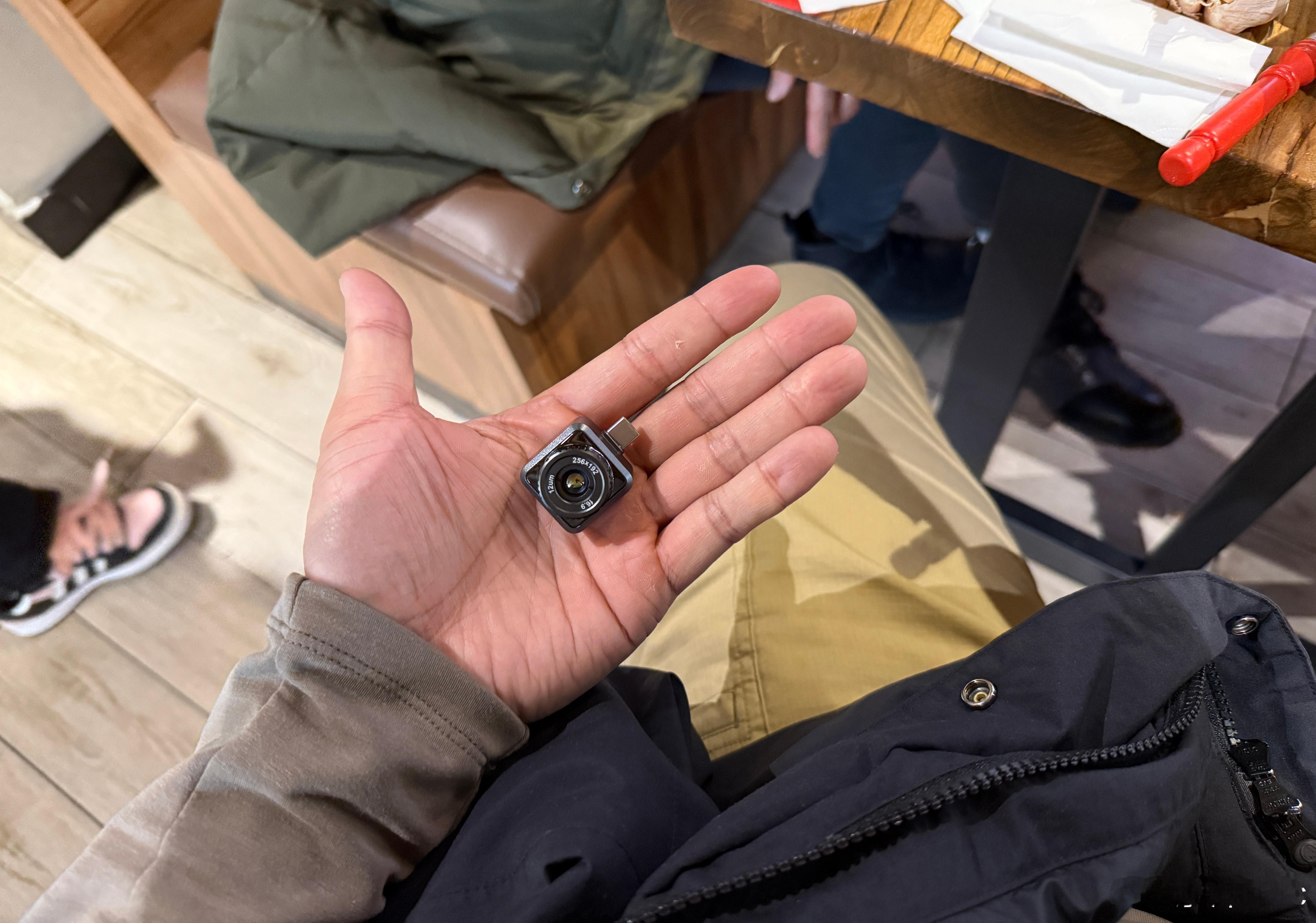 这个p20max v2堪称神器，主要是小巧，随身揣裤兜里，没事就拿出来把玩，还能