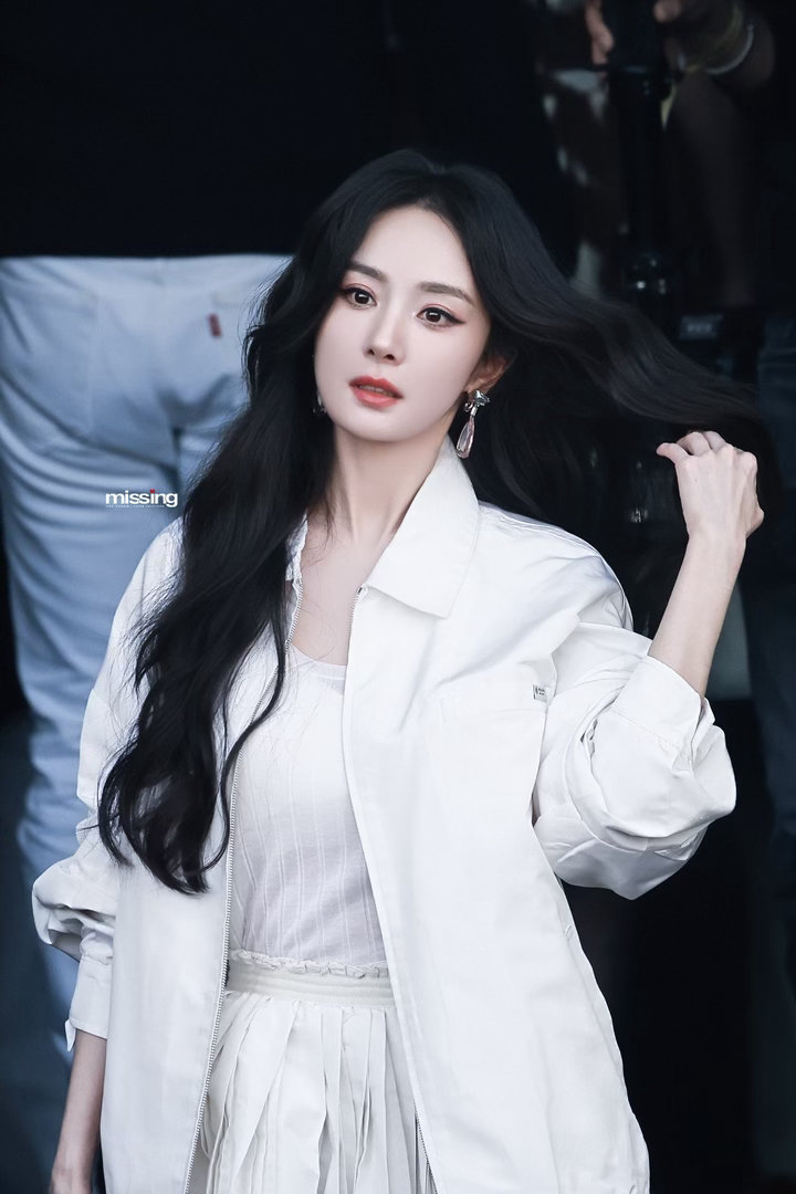杨幂[超话]  ym杨幂冯湮儿 💚 杨幂冯娷 🦊★꒰ঌ幂幂Dollの呆萌指数