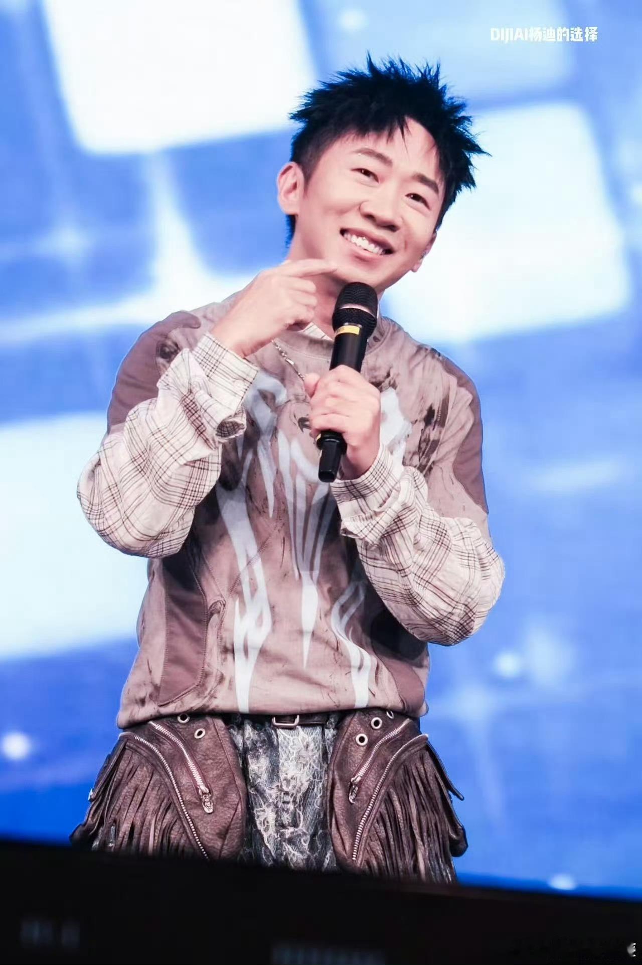 正式成为杨迪的唱跳粉杨迪这是悄悄解锁唱跳新技能了？时髦抖舞直接帅出天际，改编山歌