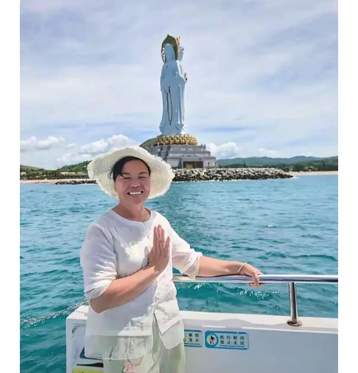 全红婵妈妈这一次去海南旅游，有点小心谨慎了，以前在家里都是戴黄金，戴镯子的，这一