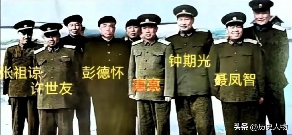 1950年代，彭德怀元帅到南京军区视察，与众高级将领合影留念。彭总身着元帅军装，